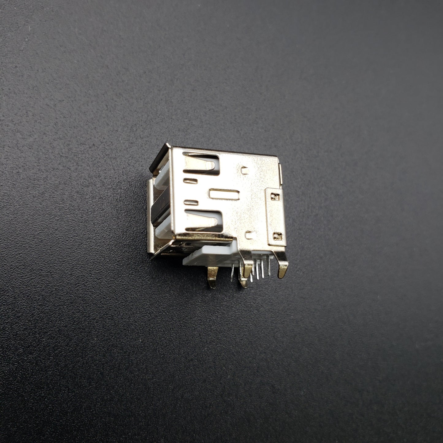 SWF_USB FEMALE SOCKET DOUBLE LAYER 90˚ TYPE