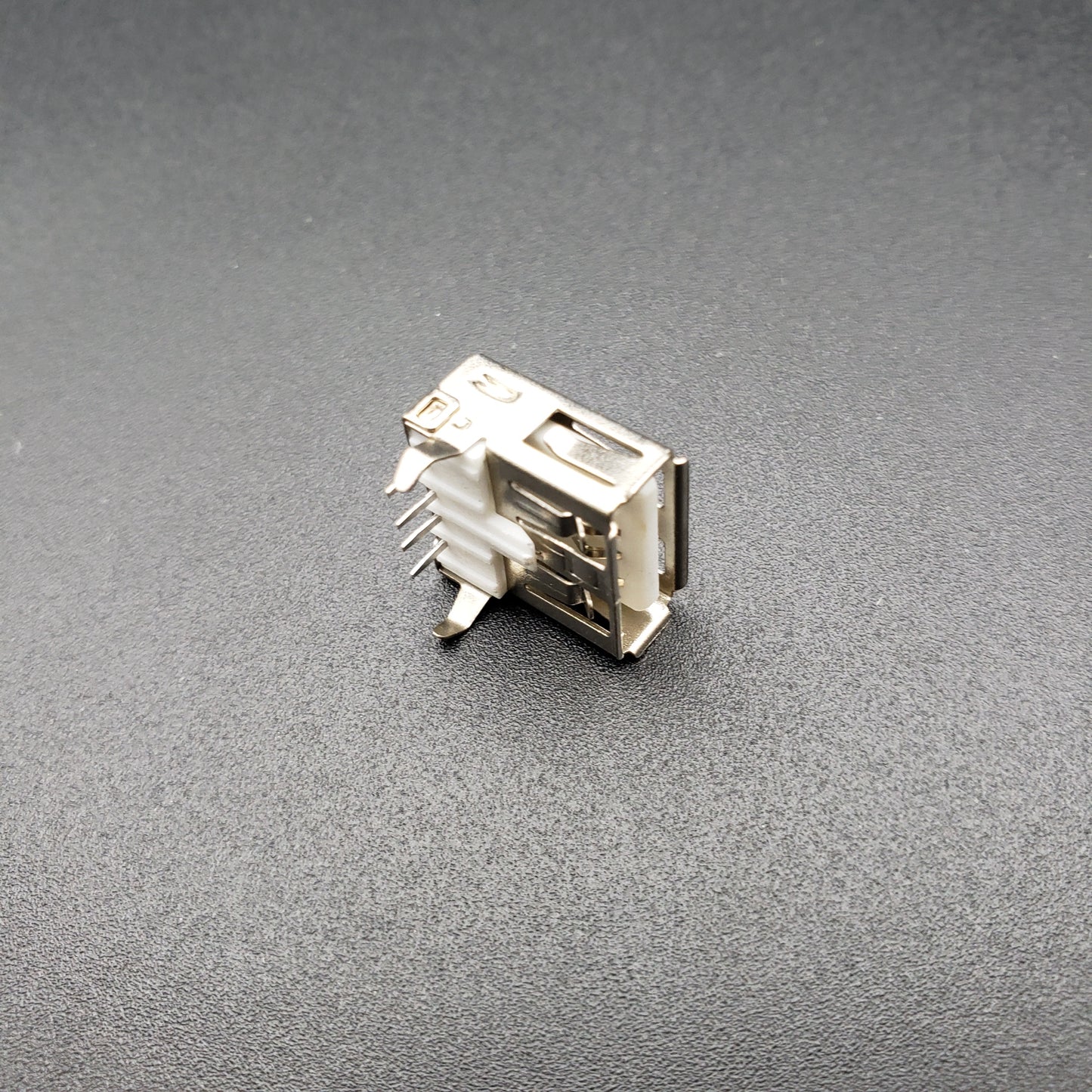 SWF_USB FEMALE SOCKET TYPE-90˚ W/Back Cover