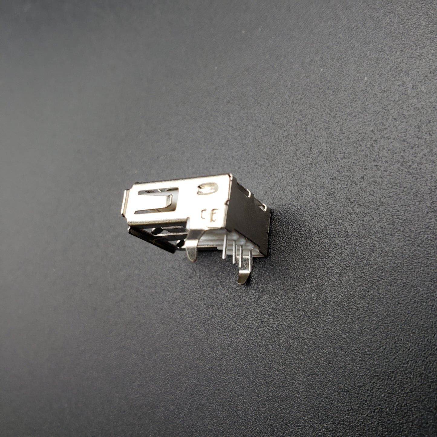 SWF_USB FEMALE SOCKET TYPE-90˚ W/Back Cover