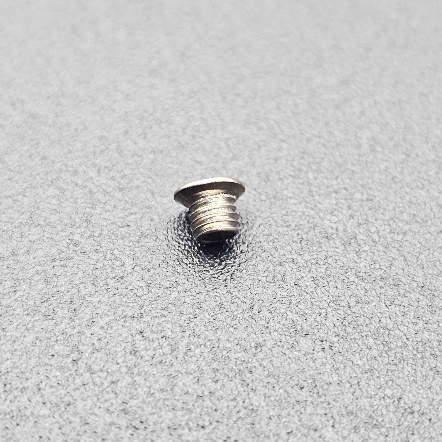 SWF_NEEDLE PLATE CUSHION COVER SCREW[M3xP0.5, L=2.3]
