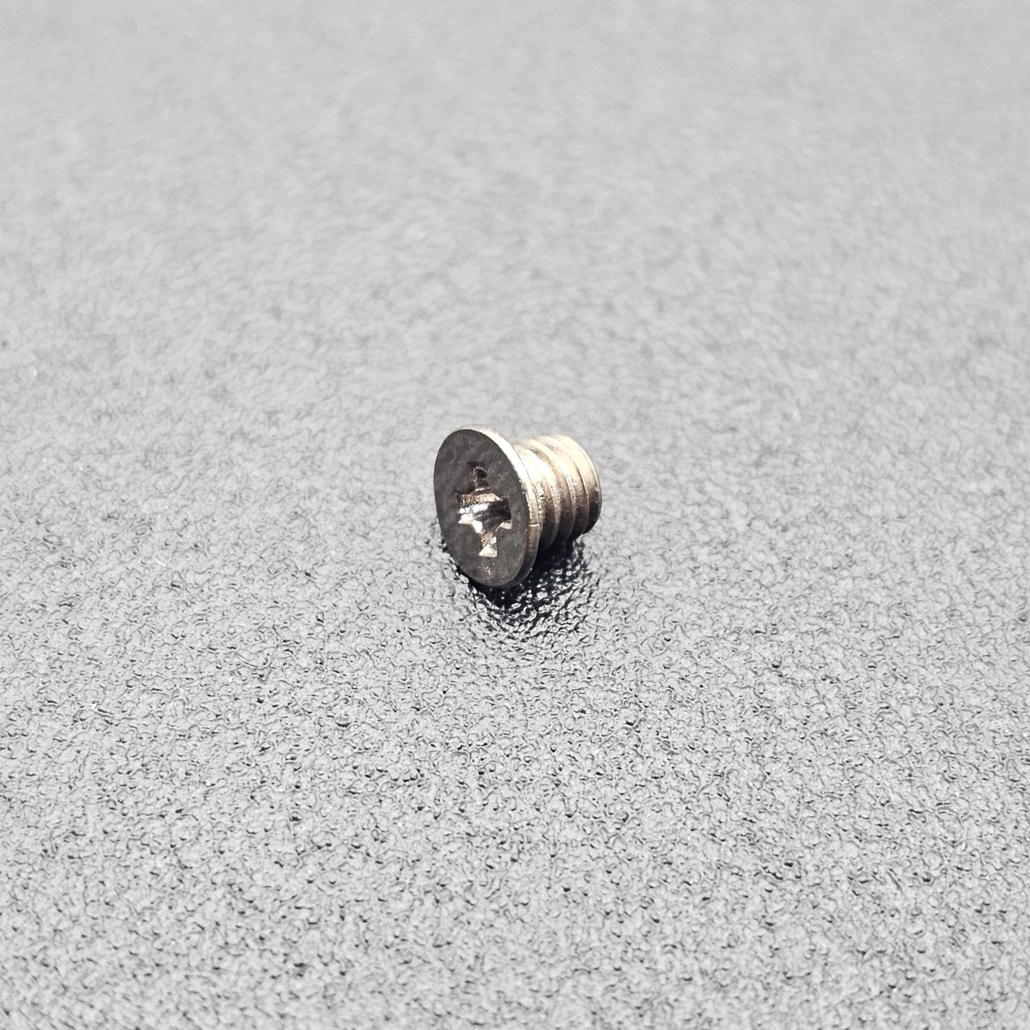 SWF_NEEDLE PLATE CUSHION COVER SCREW[M3xP0.5, L=2.3]